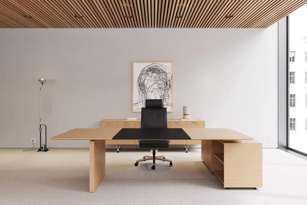 bureau de direction en bois clair avec fauteuil ergonomique dans un espace lumineux et élégant, exemple d'aménagement du pack direction good mobilier