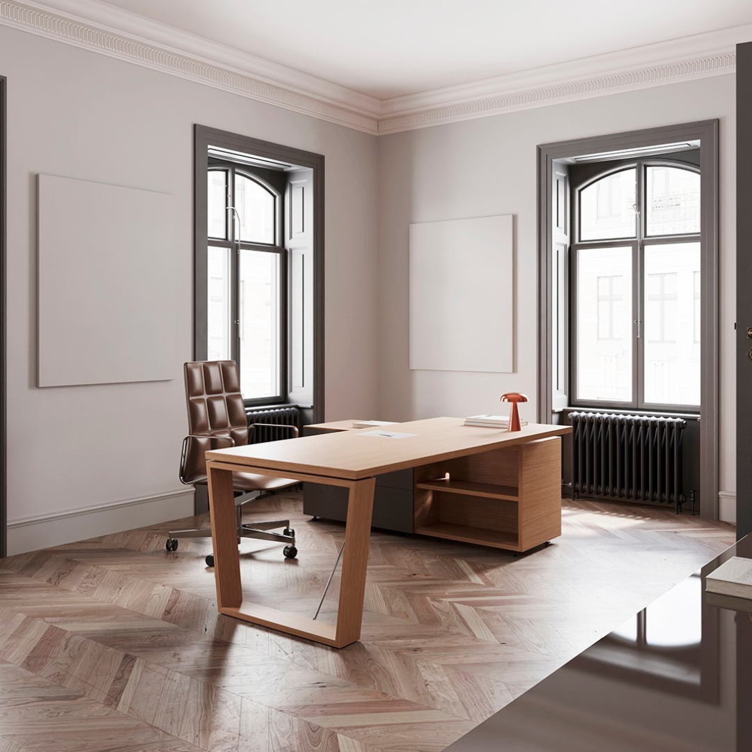 bureau de direction en bois dans un espace lumineux avec fauteuil en cuir. style classique et élégant